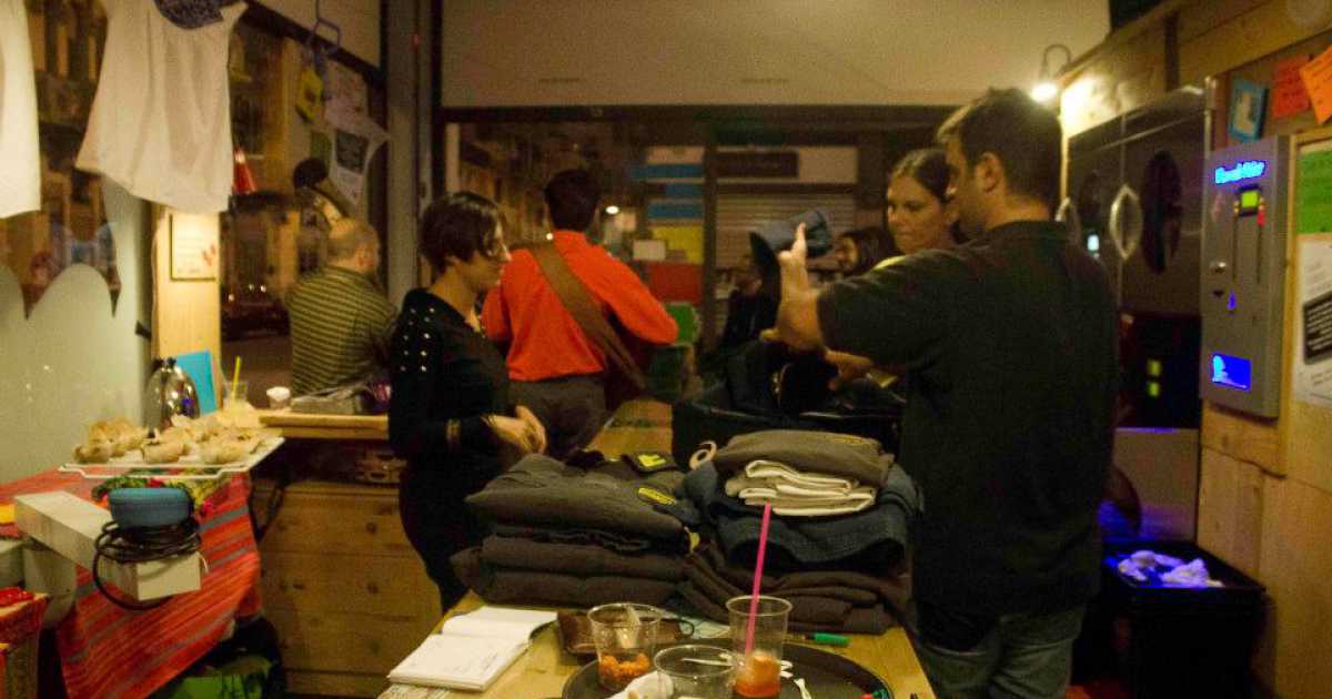 Il mondo delle lavanderie a gettoni, popolato da immigrati e fuorisede