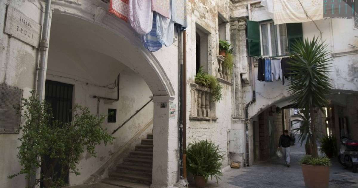 Bari Vecchia, in giro per le pittoresche corti: antenate dei moderni condom�ni