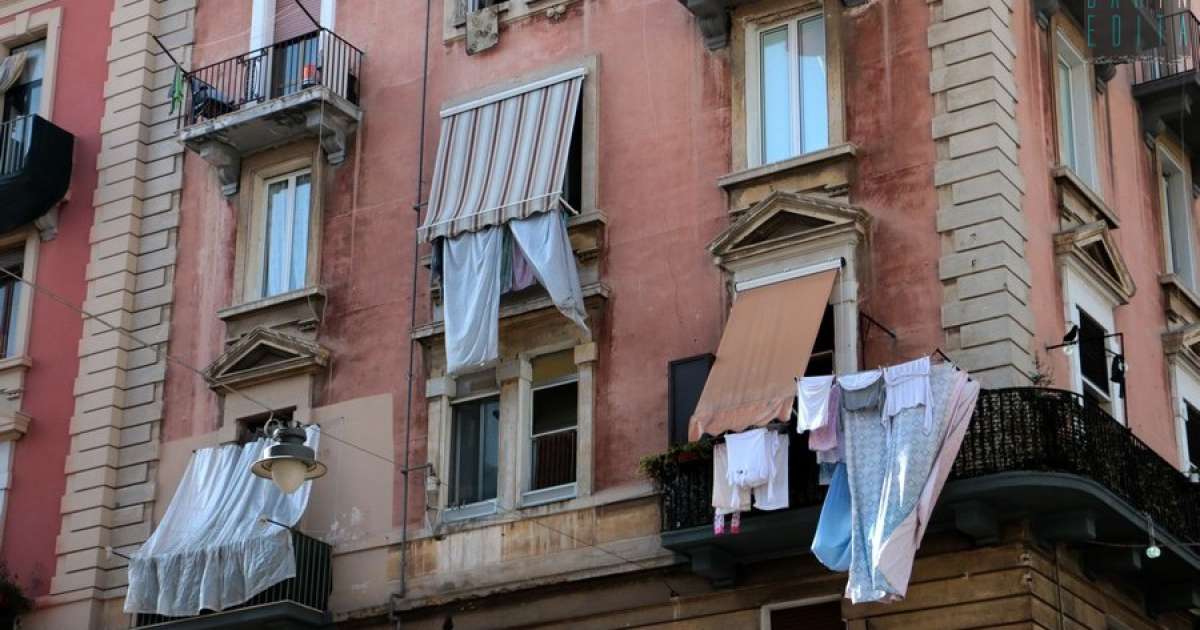 Bari: tra liberty, panni stesi e negozi chiusi, viaggio nell'antico rione Libert�