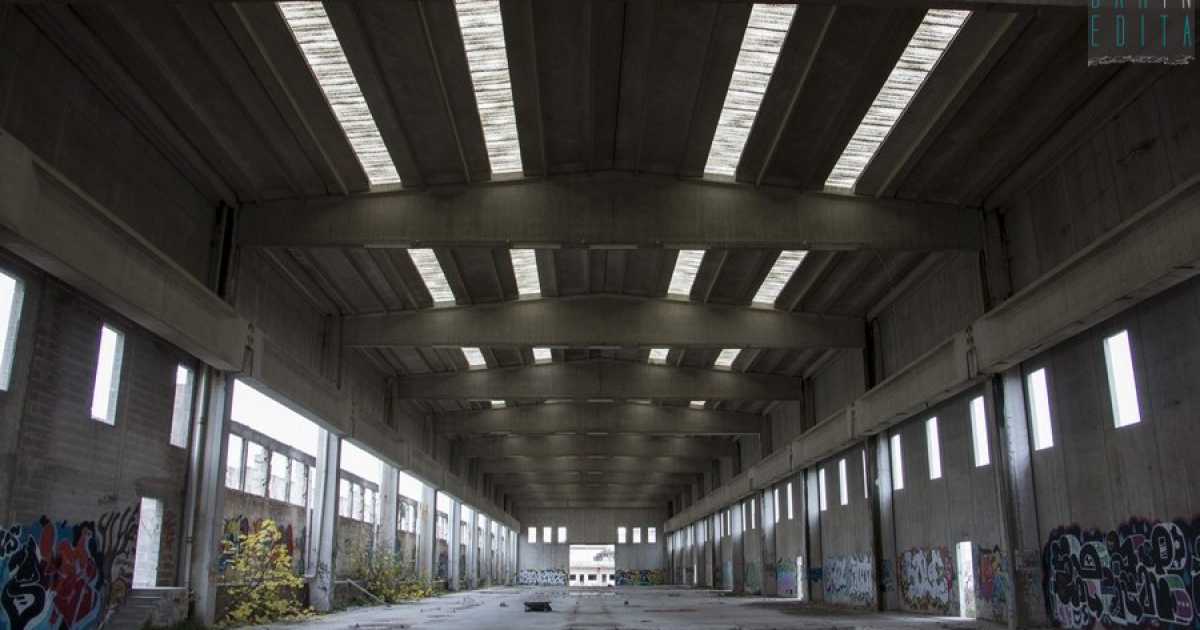 Bari, tra graffiti e abbandono viaggio nell'enorme ex fabbrica Scac di Santo Spirito
