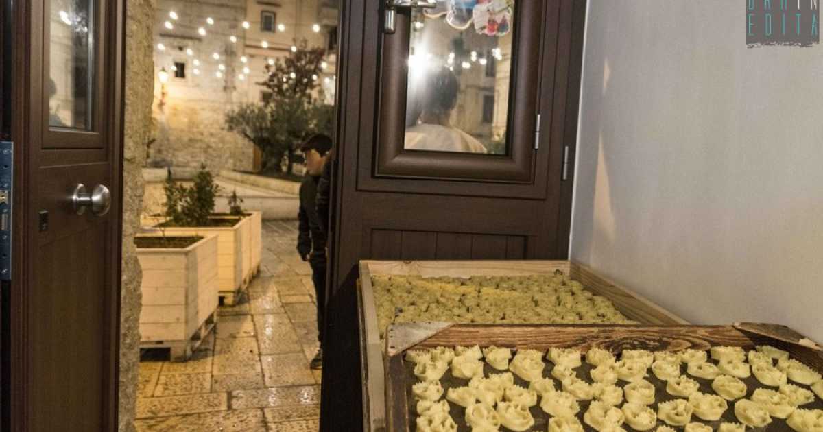Presepi, cartellate e tradizioni: viaggio natalizio nei ''sottani'' di Bari Vecchia