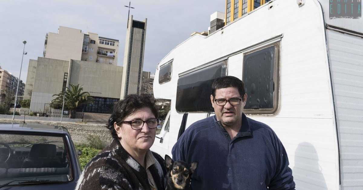 Di fronte a Pane e Pomodoro c'� un camper: ci vive una coppia di baresi, da 2 anni
