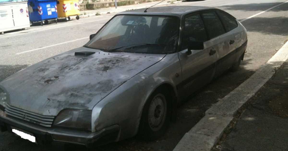 Parcheggiata e ferma da anni, con l'assicurazione pagata: il mistero della ''Citroen grigia''