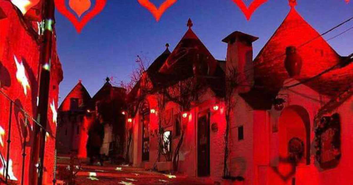 Trulli di Alberobello: un mese di installazioni luminose dedicate all'amore
