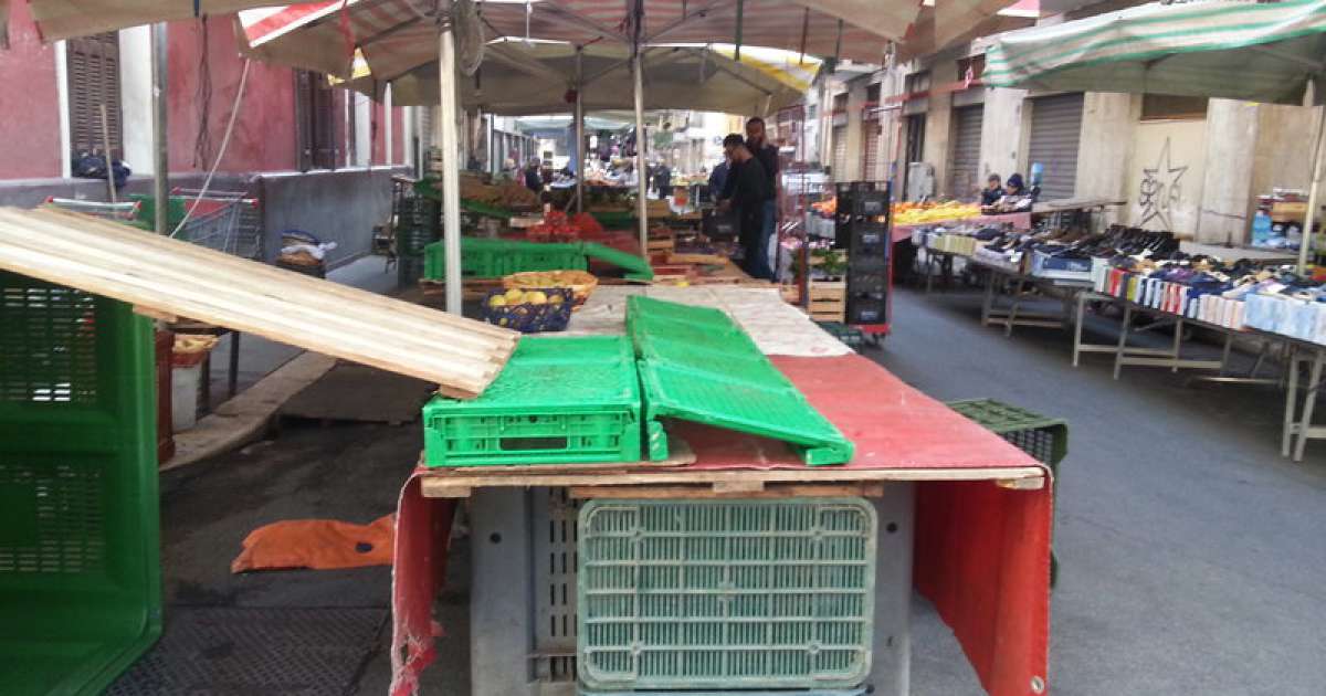 Mercato di via Nizza, rifiuti in strada e i gabbiani fanno festa: video