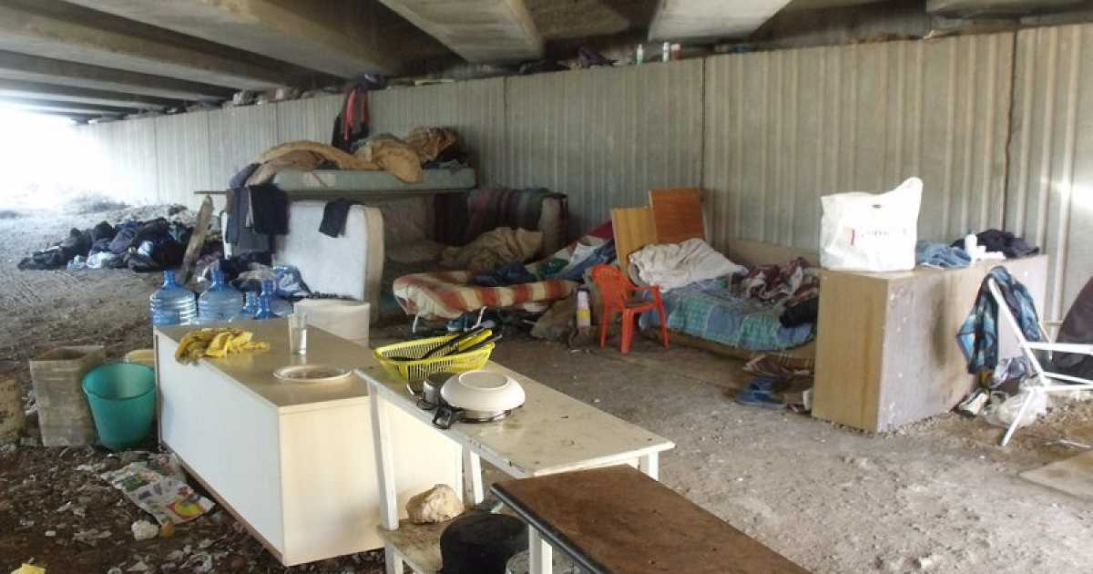 Bari, c'� una casa nascosta sotto il ponte di via Caldarola