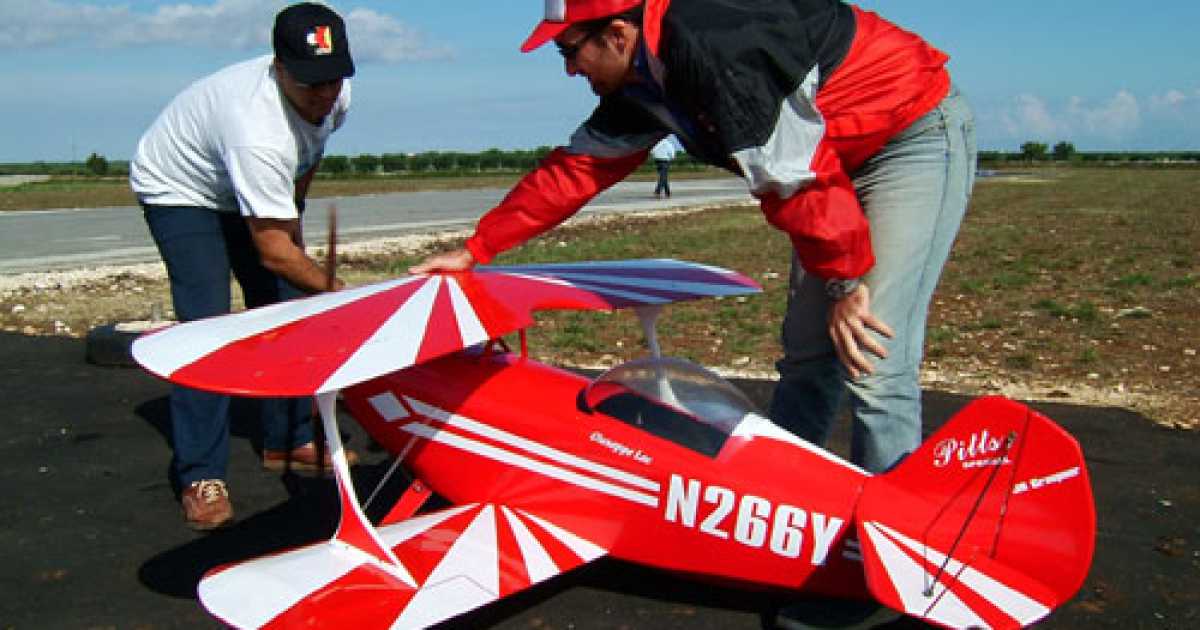 Volteggi, gare di velocit� e precisione: � il mondo dell'aeromodellismo