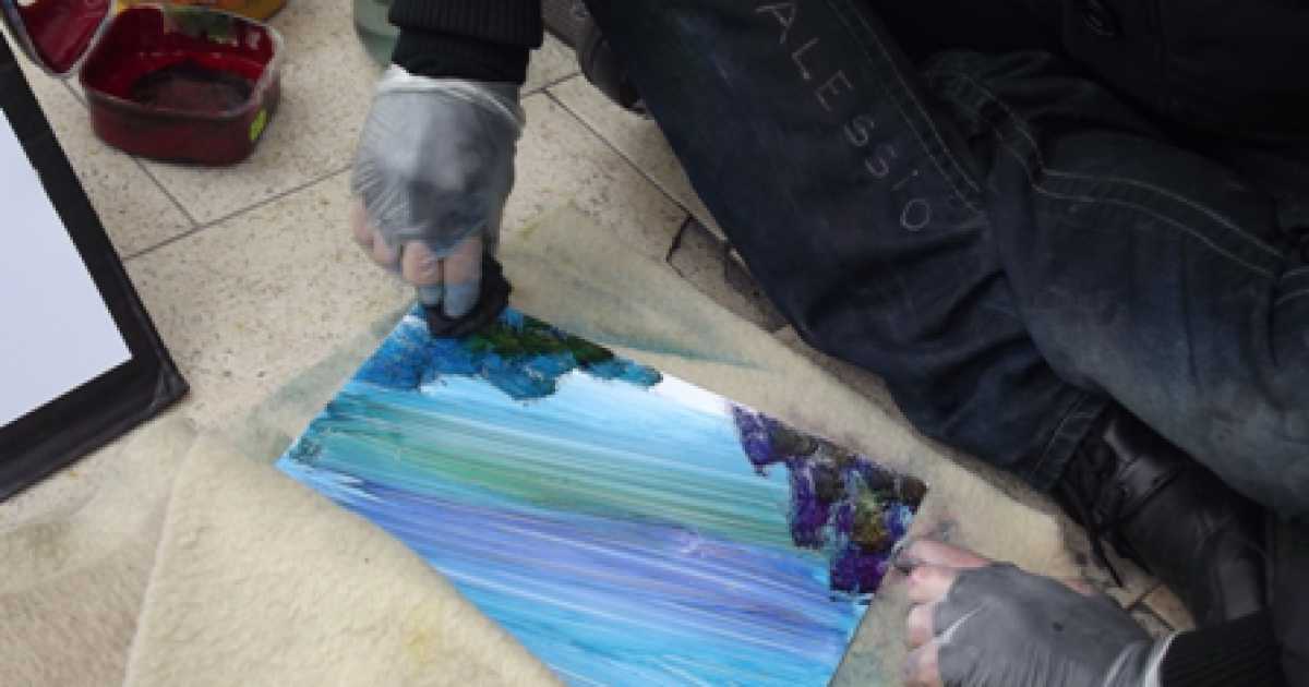 Alessio, artista di strada girovago: �A Bari non vendo molto, ma qui c'� calore�