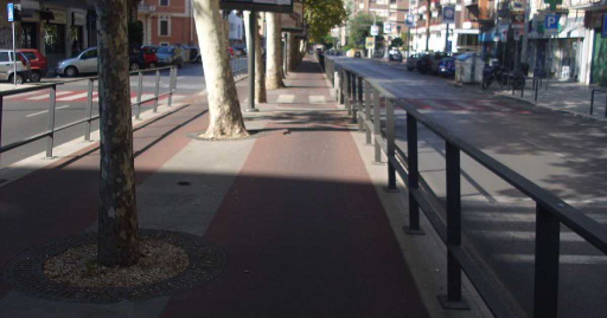 Pista ciclabile di Viale Unit� d'Italia, attenzione a crepe e pericoli 