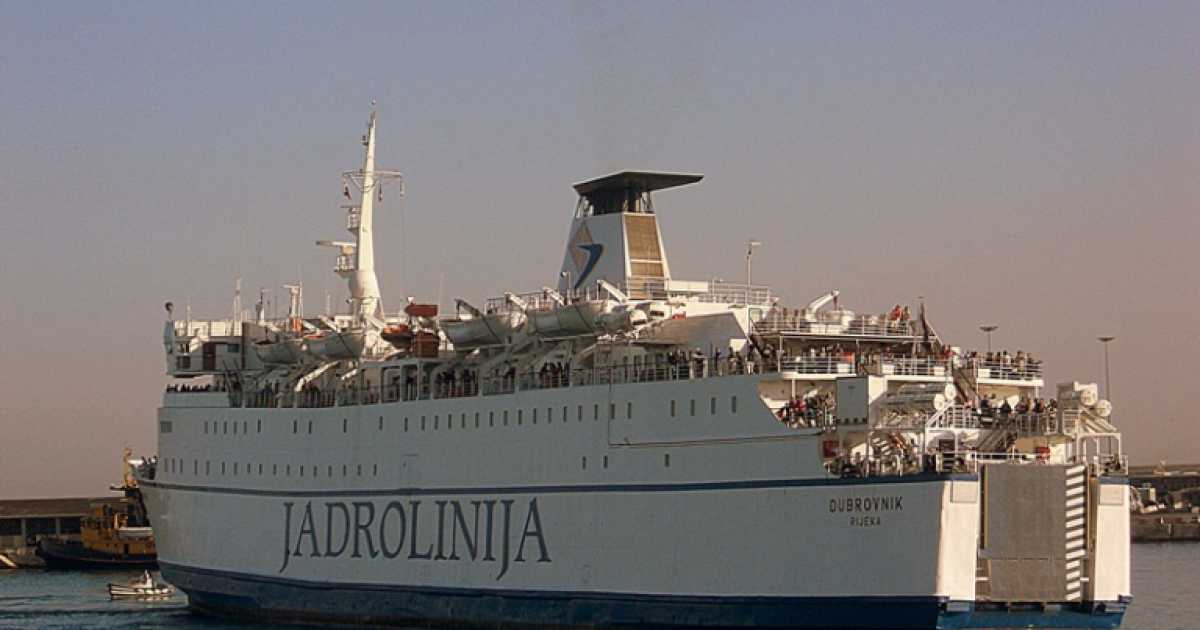 Il comandante di una nave? E' pure prete, sindaco e poliziotto