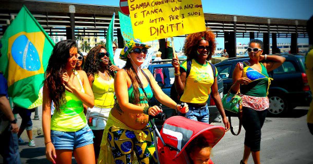 Bari come il Brasile: colorato corteo di protesta sul lungomare. Foto