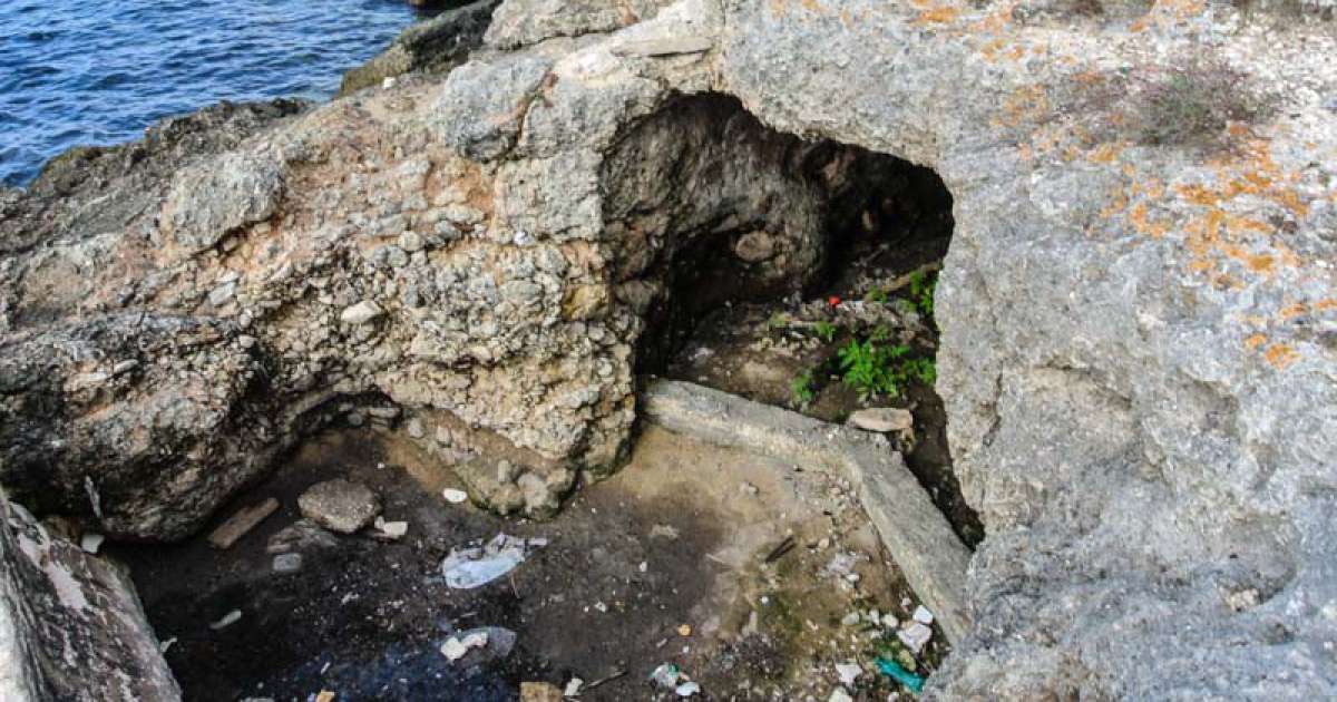 Grotte ed ipogei (tra i rifiuti): Torre a Mare culla di un'antica civilt�