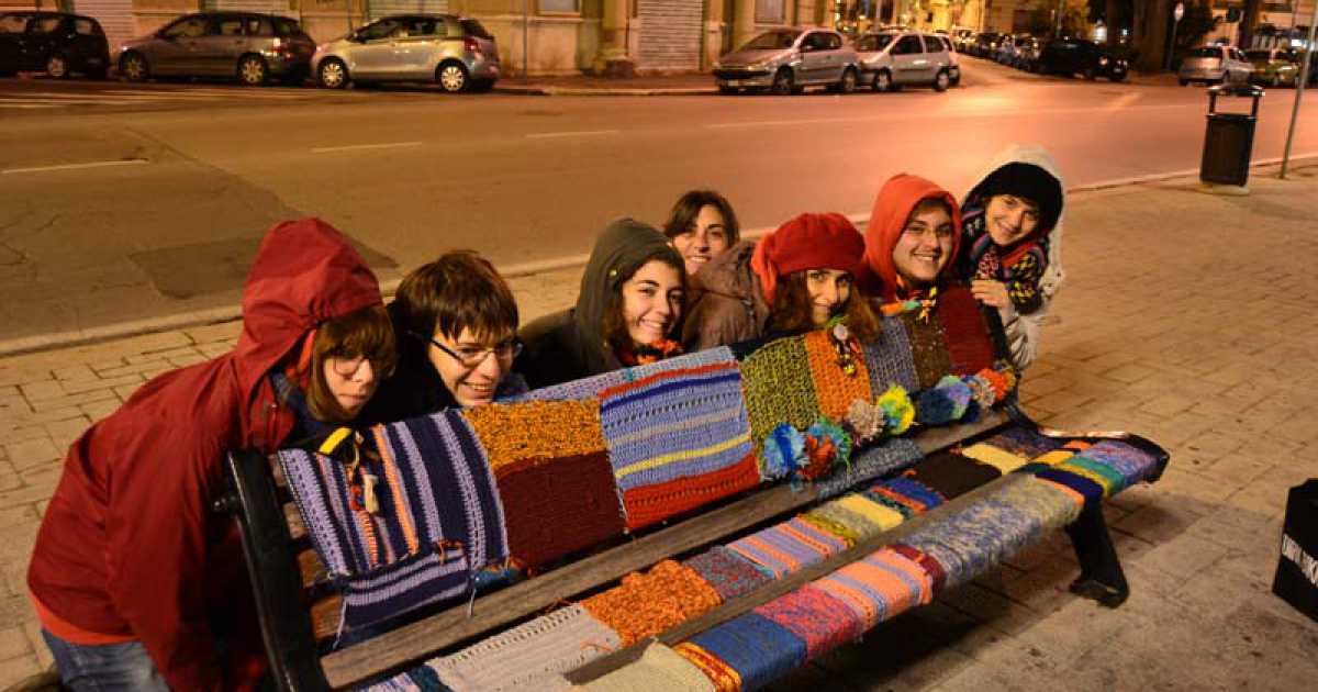 Guerrilla Knitting: di notte per rivestire i monumenti con l'uncinetto