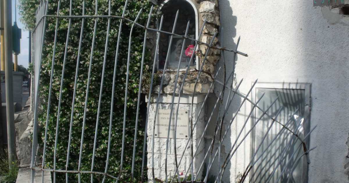Carrassi, auto contro edicola votiva: addio alla statua della Madonna. Era l� da 58 anni