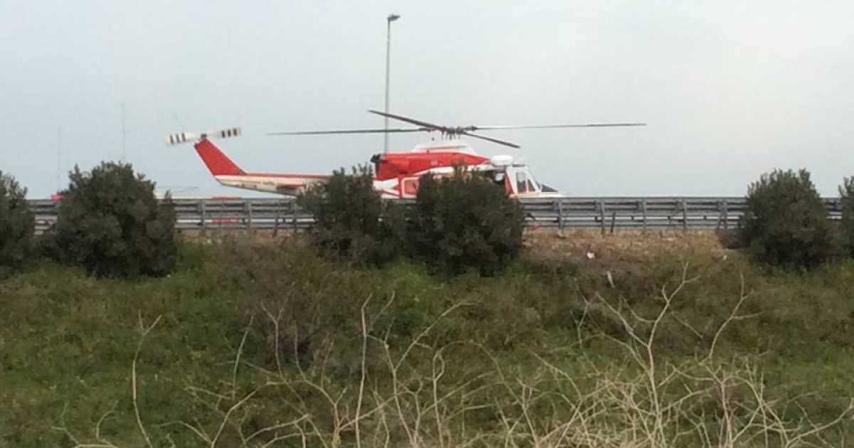 Bari, grave incidente: sulla 16 bis atterra un elicottero. Foto