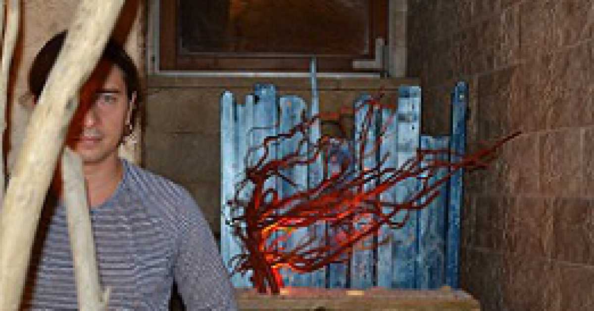 Frank Sisca: scolpire il legno portato a riva dal mare