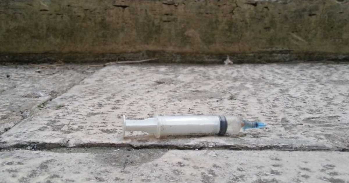 Ateneo, due siringhe in giardino. I sorveglianti: non possiamo farci nulla