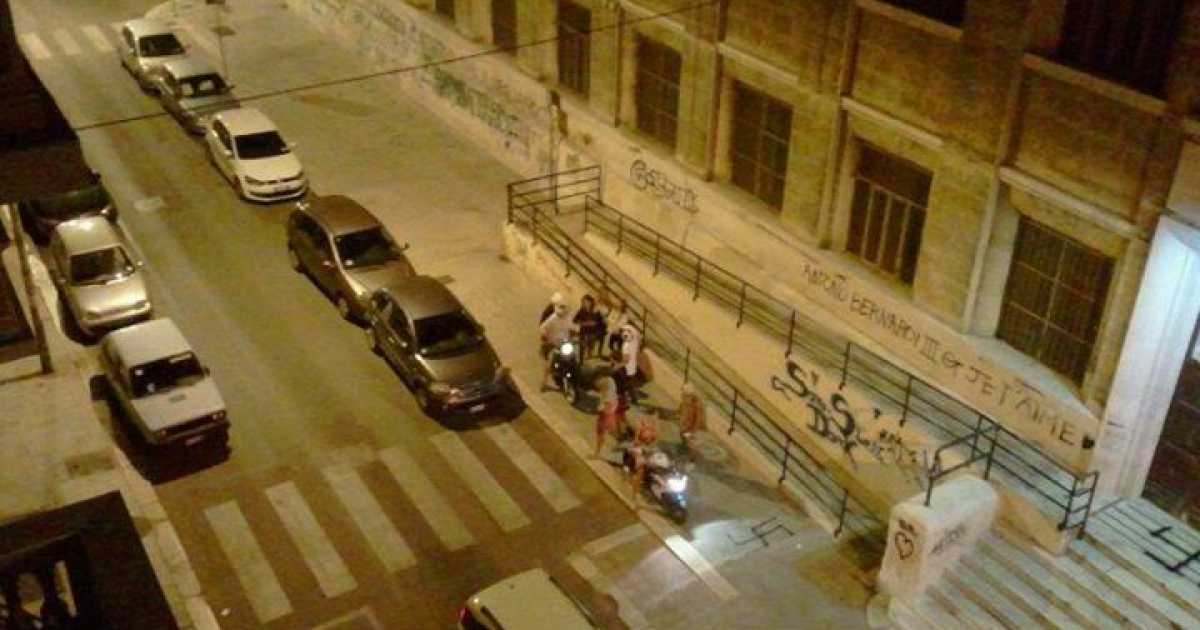 Liceo Flacco, ragazzi incappucciati disegnano svastiche: le foto