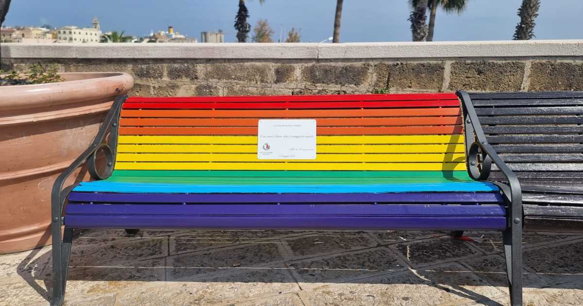 Bari, sulla Muraglia inaugurata la ''panchina dell'amore''