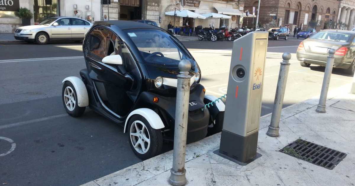 Bari, flop dell'auto elettrica: 25 colonnine per la ricarica inutilizzate