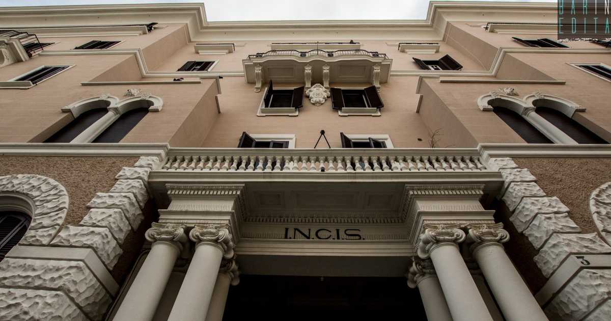 Dagli anni 30 si stagliano sul lungomare di Bari: sono i monumentali complessi "Incis"