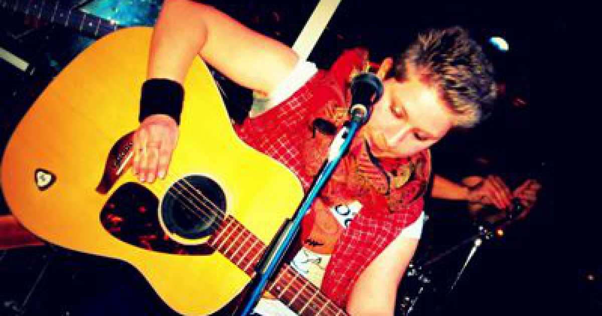 Luce, chitarra e pop-rock sulle orme di Elisa