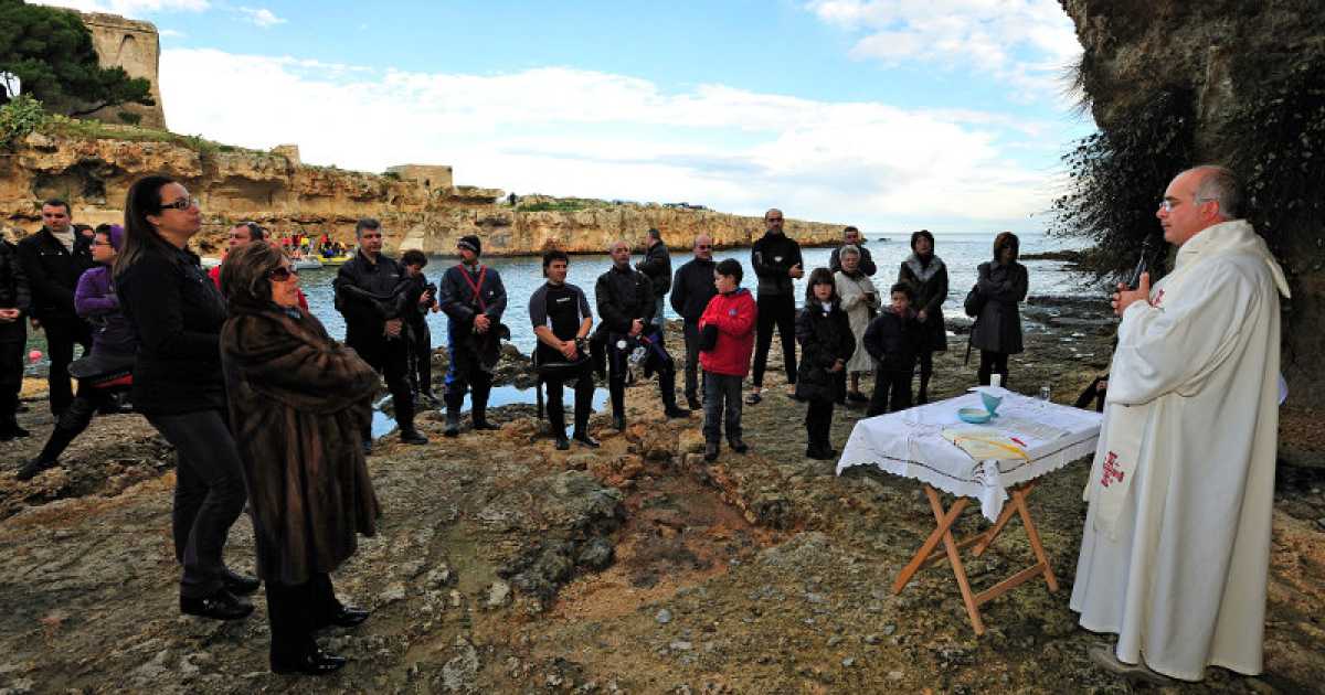 ''Fratesub'': il prete che celebra, benedice e sposa...sott'acqua