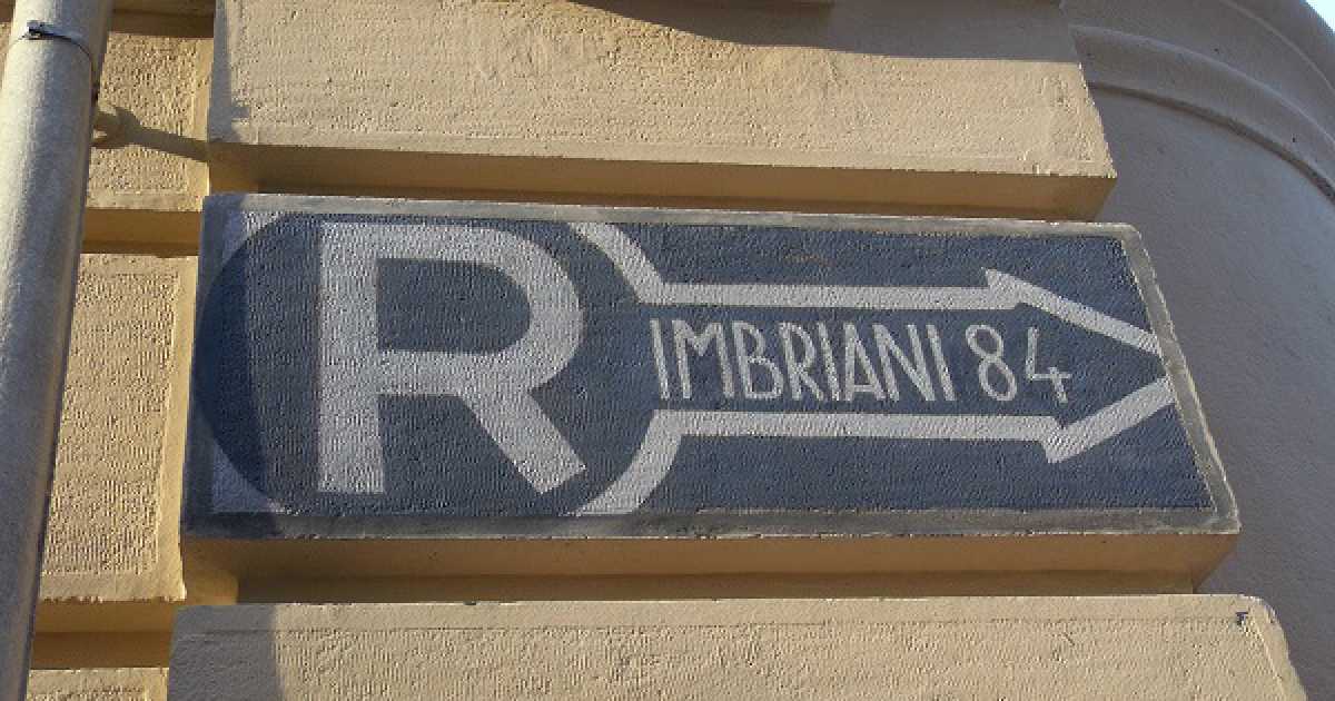 Frecce, lettere e sirene: i segni e la mappa dei rifugi antiaerei di Bari