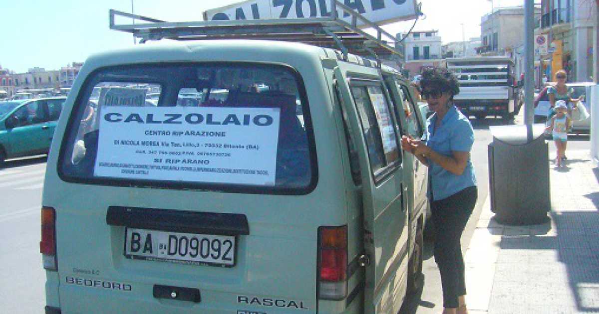 Mestieri anti crisi: una coppia di Bitonto si inventa il ''calzolaio itinerante''