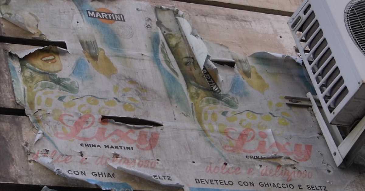 Via Nicolai, sul muro riemergono 3 manifesti storici: a rischio distruzione
