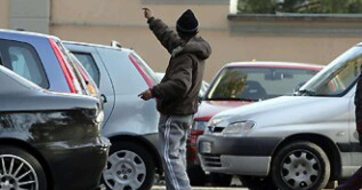Parcheggiatori abusivi, dietro c'� la malavita: �Tutti i soldi a un capo� 