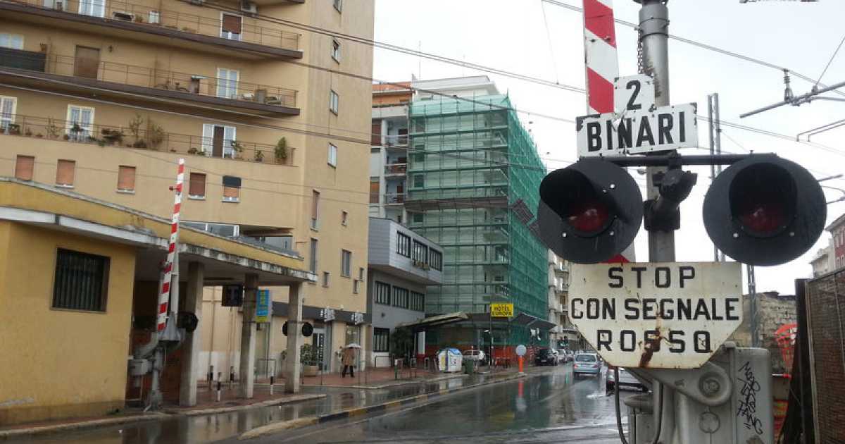 Bari, il passaggio a livello di via Oberdan: mezzo secolo di incidenti 