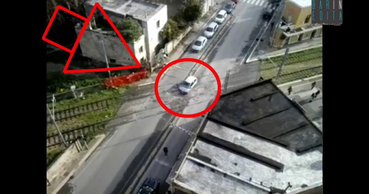 Bari, in via Oberdan il passaggio a livello dell'anarchia: video