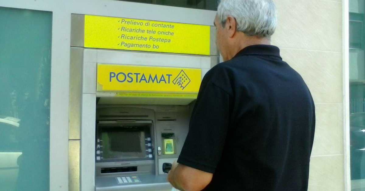  Manca la luce, Postamat bloccato: resta ore in attesa dei soldi incastrati