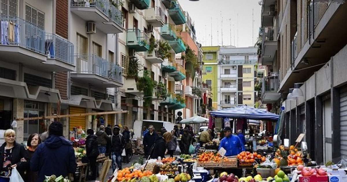 Bari, la vecchia San Pasquale: tra strette strade, palazzi colorati e cinema abbandonati