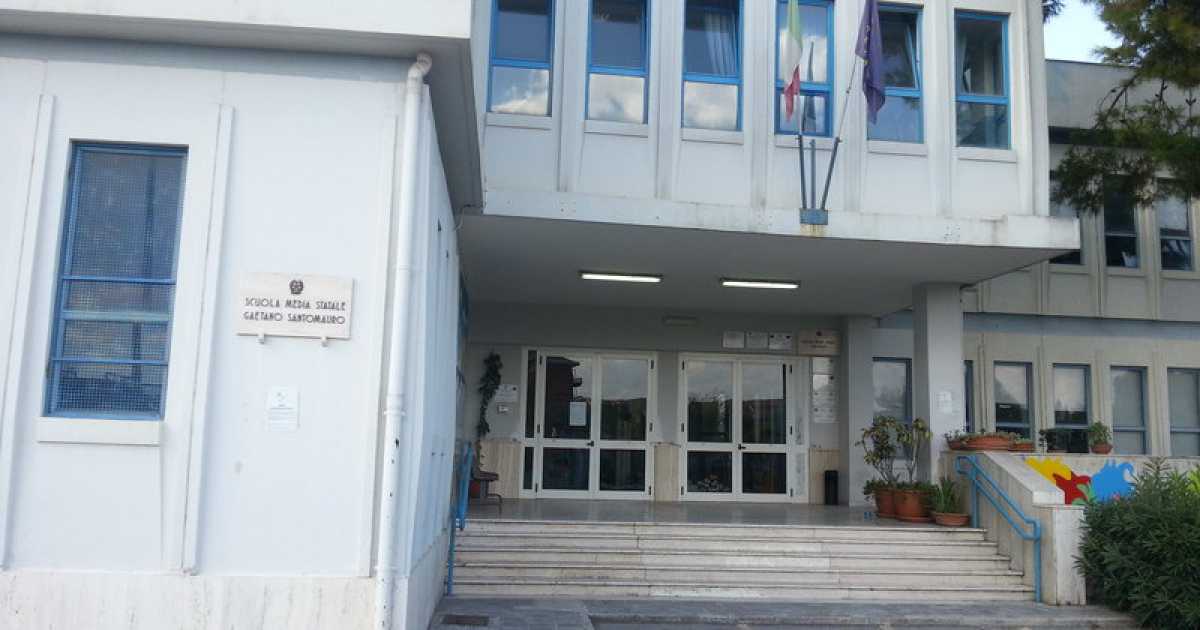La Santomauro si allaga: a mollo i 6mila libri della biblioteca di Carrassi