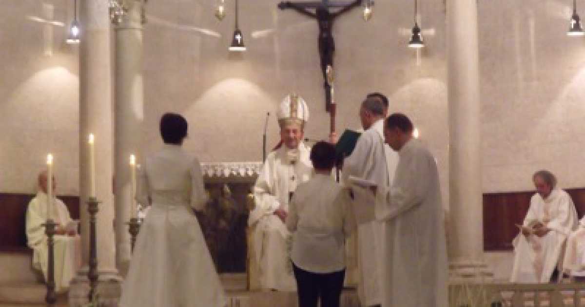 Abito e fede nuziale: due vergini si sposano. Con Ges�