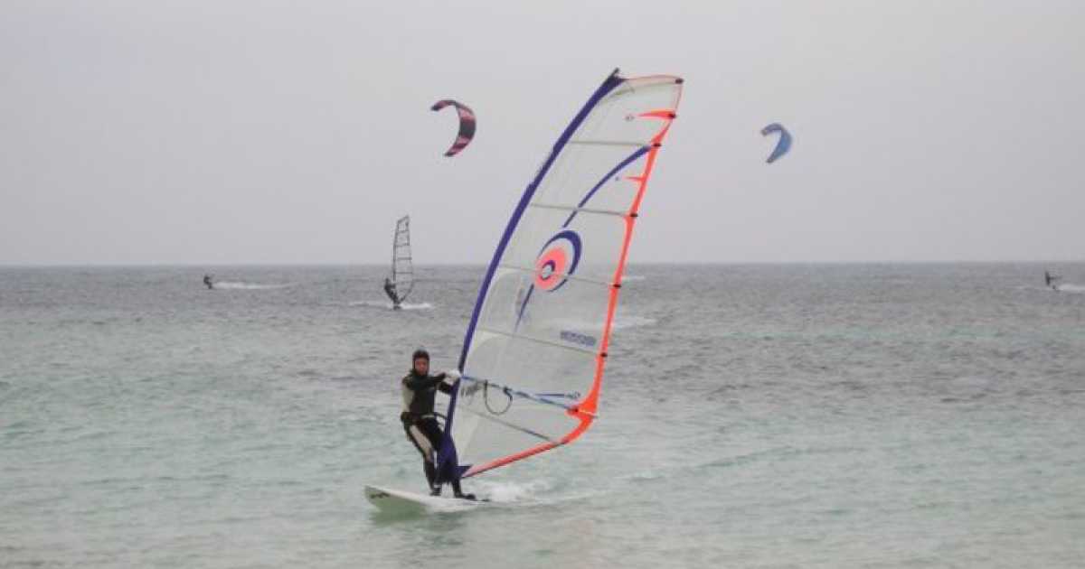 Il surf a Bari tra vandali e scogli pericolosi, alla ricerca dello ''spot''