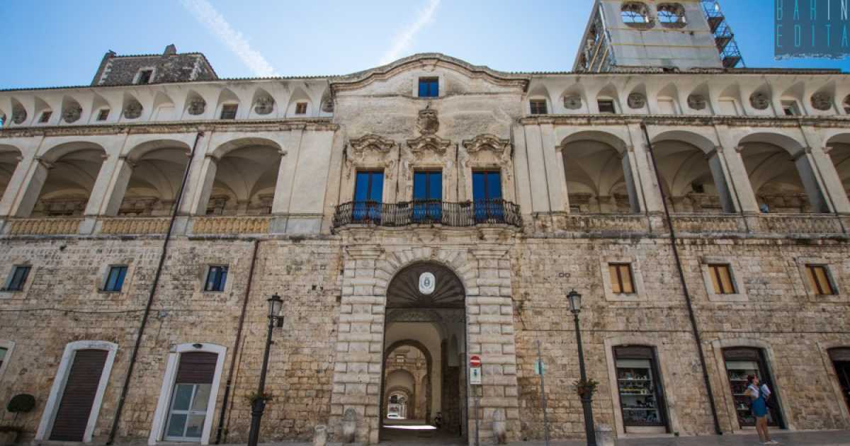 Chiese, palazzi e torri: alla scoperta della suggestiva piazza dei Martiri di Acquaviva
