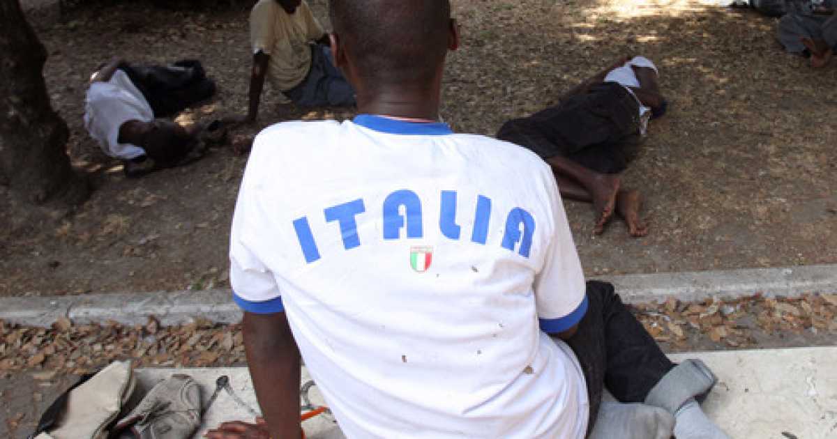 Bari, via Cairoli: immigrato si recide le vene davanti a un ufficio pubblico