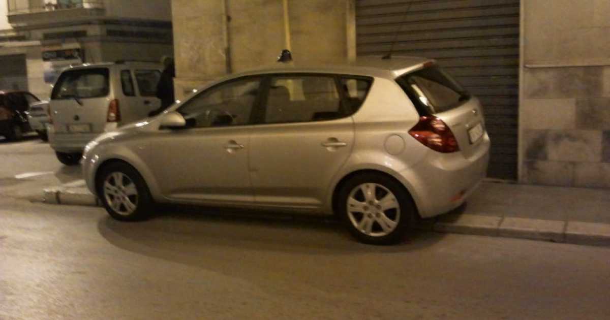 Molfetta, comizio della Finocchiaro: l'auto blu parcheggia sul marciapiede