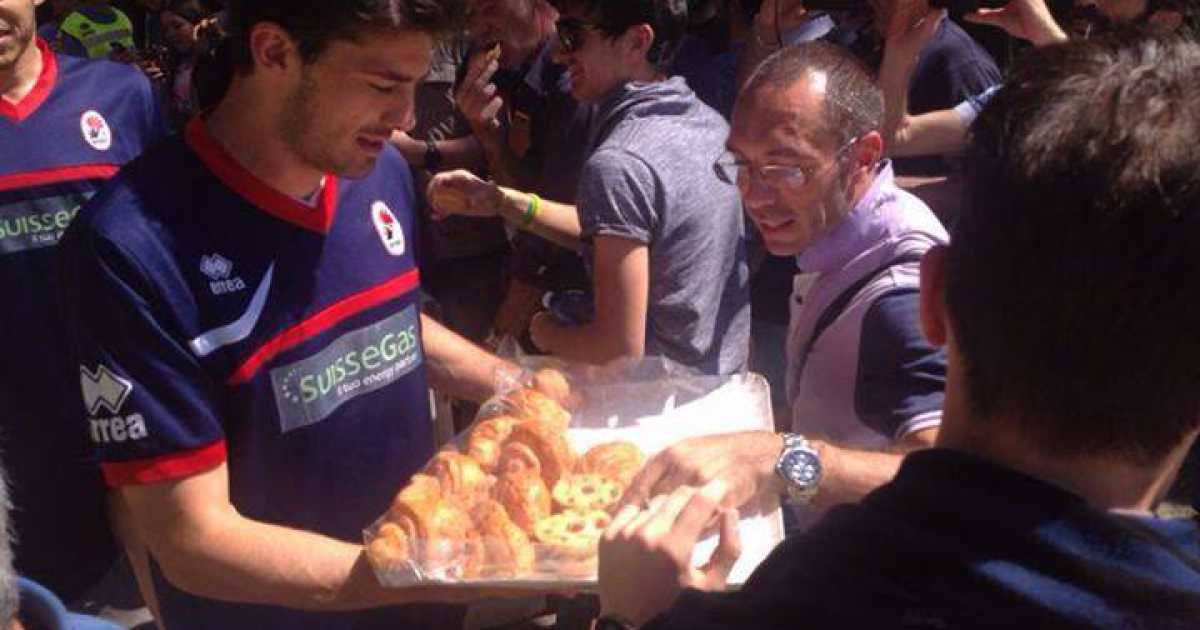 Bari, i giocatori offrono la colazione ai tifosi in coda per il biglietto: video