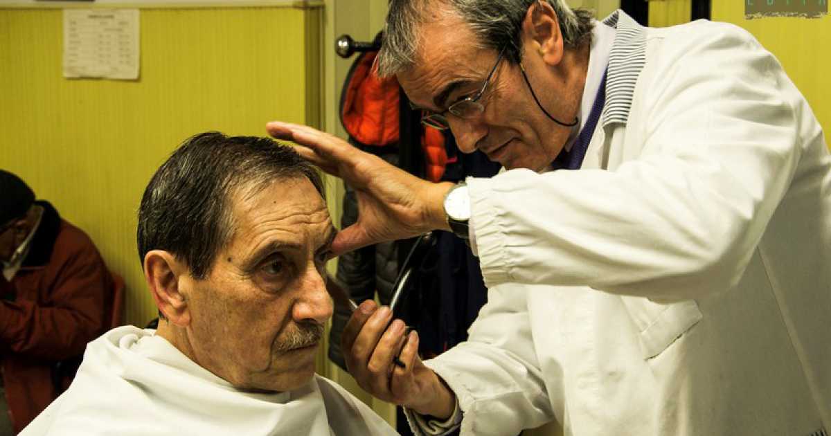 I barbieri vecchio stampo rimasti a Bari: �Da noi niente sopracciglia e creste colorate�