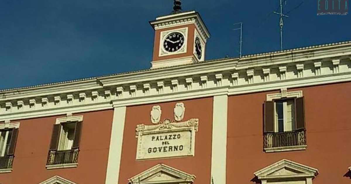 Bari, l'orologiaio non viene pagato: il quadrante della Prefettura fermo da luglio 
