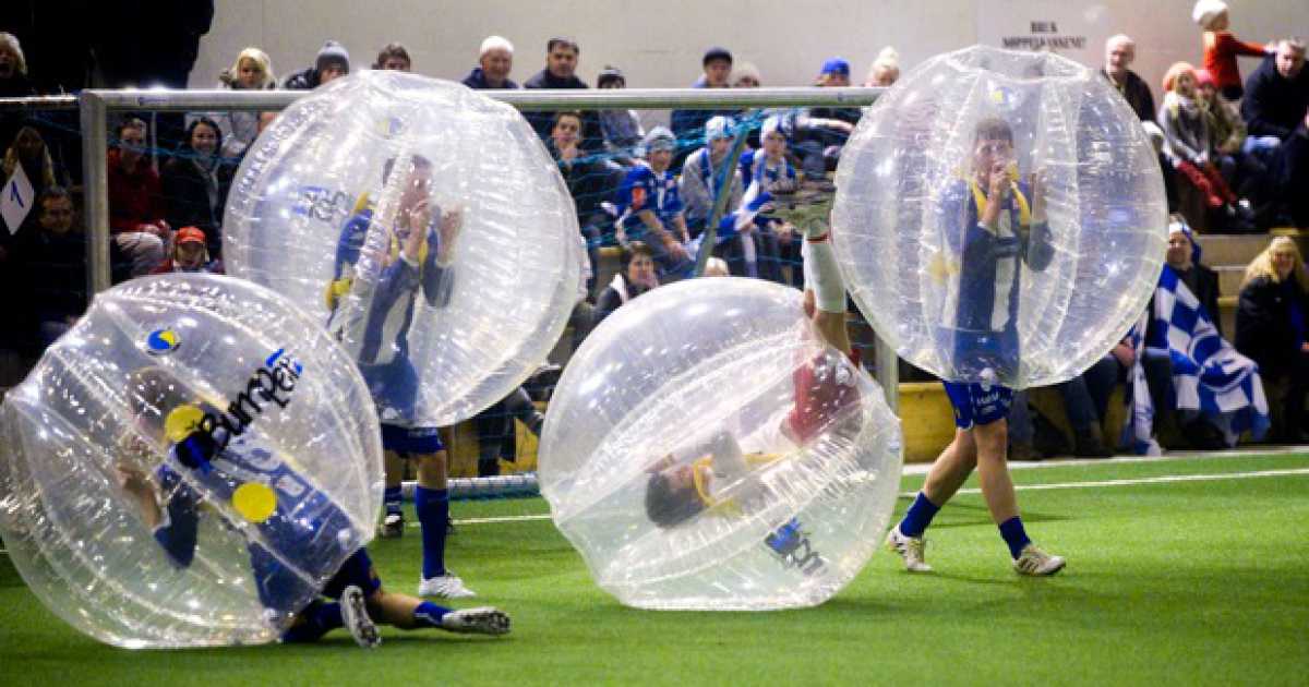 Bisceglie, calciatori in bolle di plastica e botte a gog�: � il bubble soccer