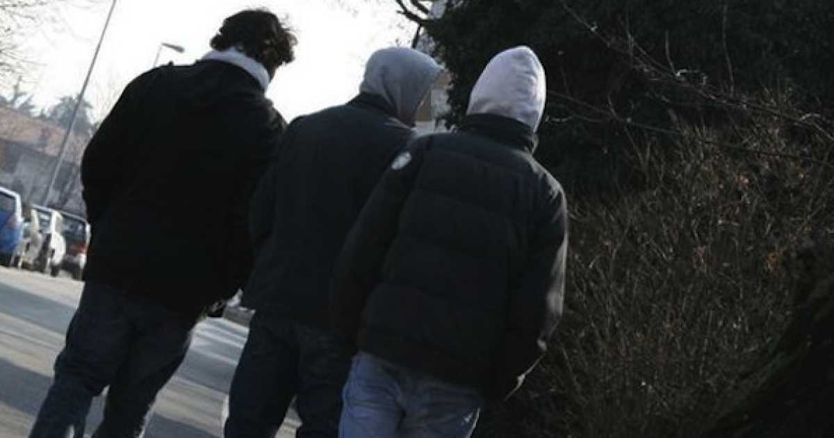 Bari, corso Cavour: tre ragazzi picchiati tra l'indifferenza dei passanti