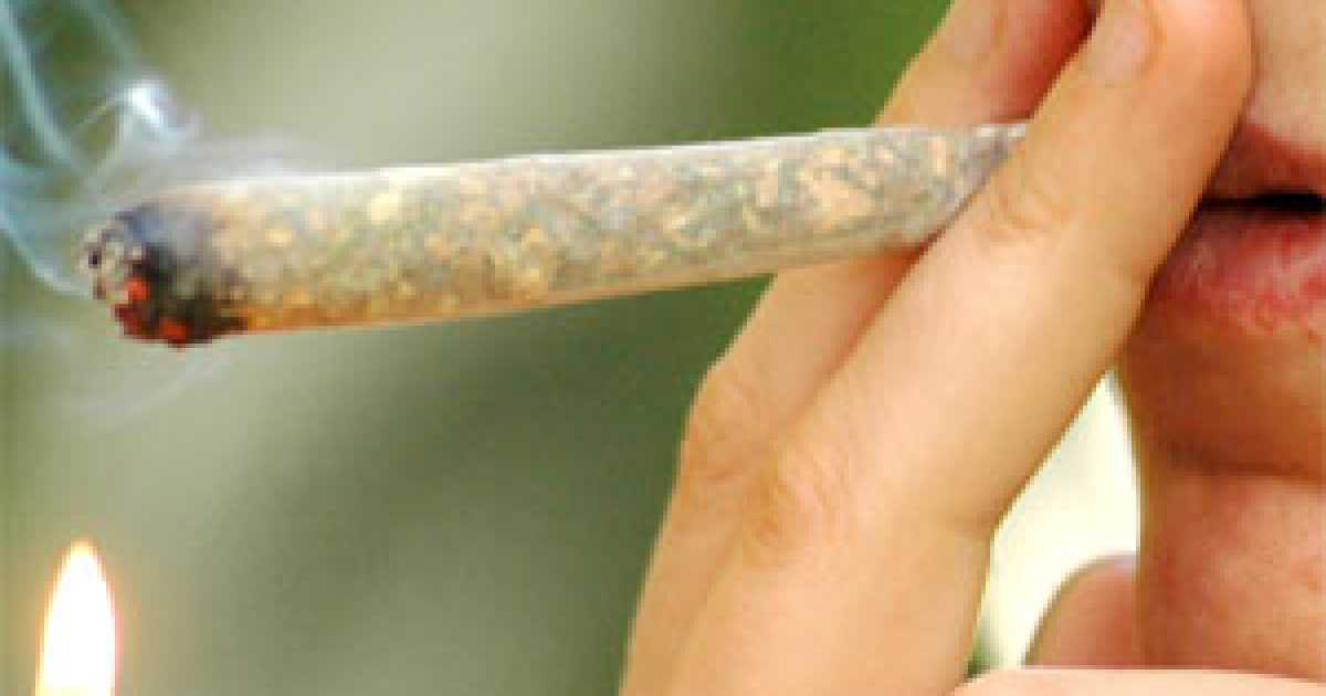 Gli spinelli? Fanno passare la tosse e aiutano con il sesso: tutti i falsi miti