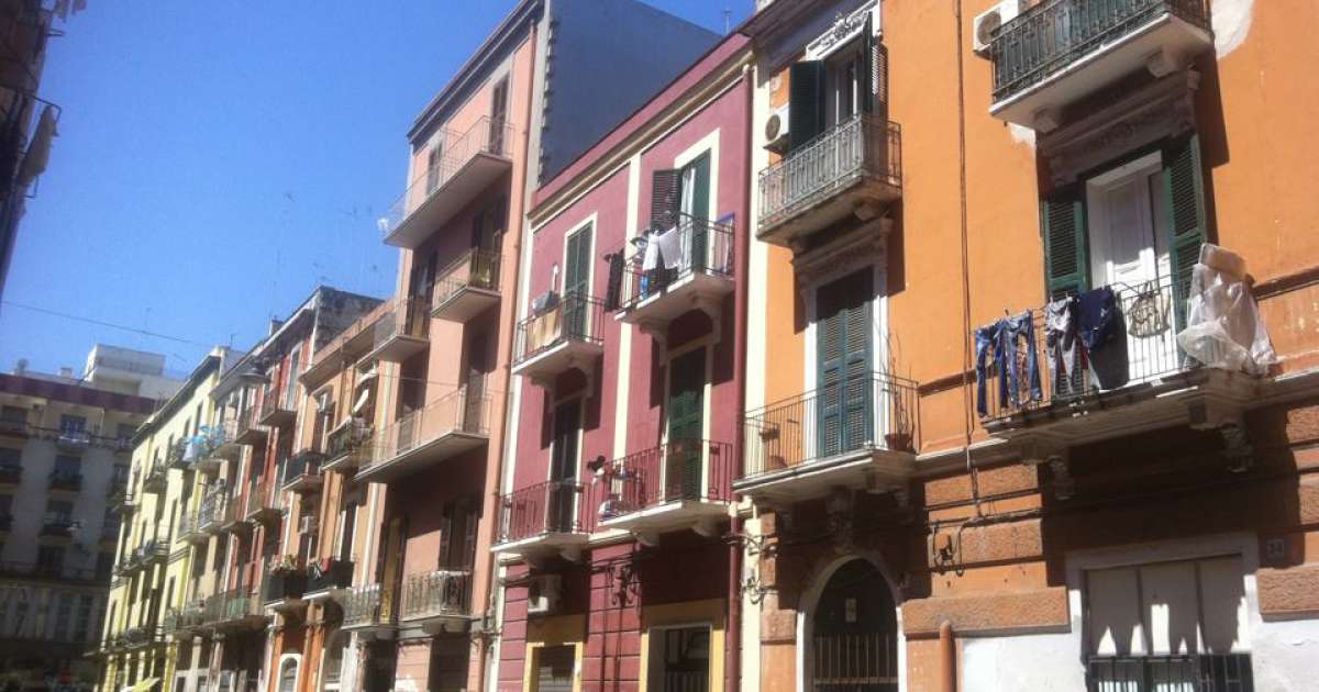 Le palazzine ''color pastello'', vero simbolo di Bari: ma sono a rischio