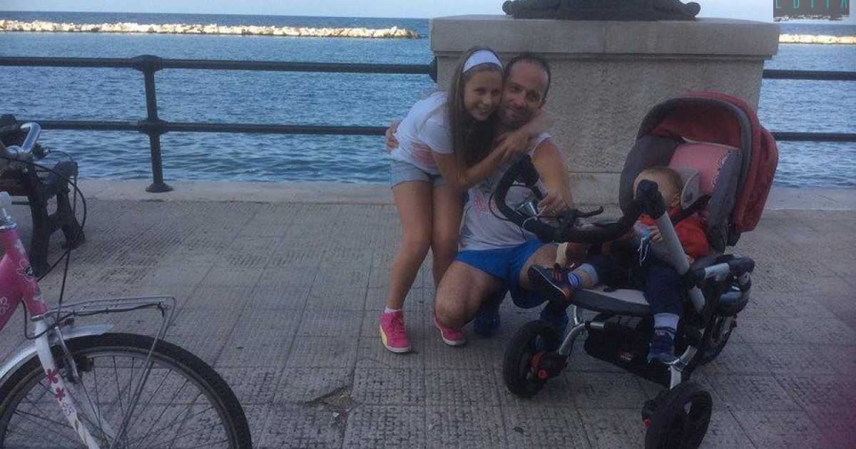 La storia di Fabio, il barese che corre sul lungomare con il passeggino