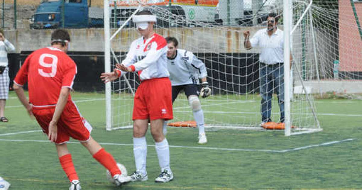 Il calcio a 5 per non vedenti, giocare con 3 guide e nel completo silenzio